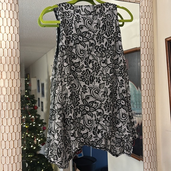 Signature by Larry Levine sleeveless handkerchief
Top size small - Picture 3 of 3